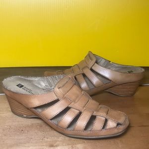 👡Women's WHITE RAIN Brown Slip-On Sandals Size 7